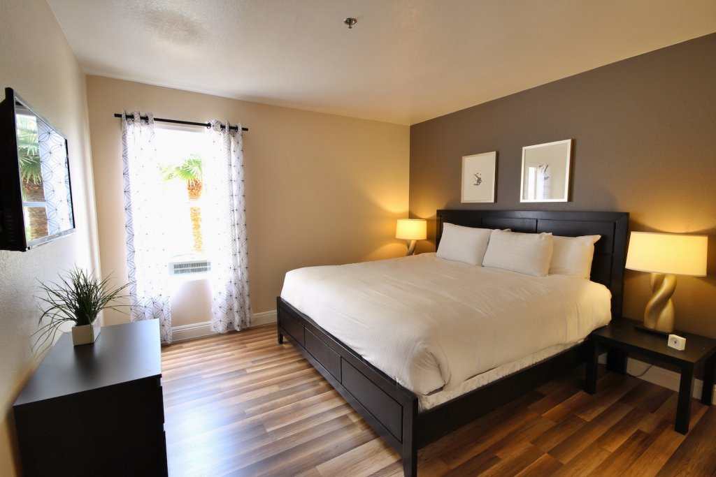 HDRtist HDR – http://www.ohanaware.com/hdrtist/